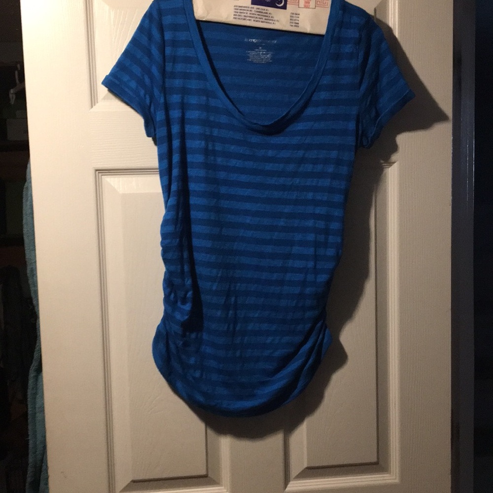 Striped maternity tee with buttons on the side